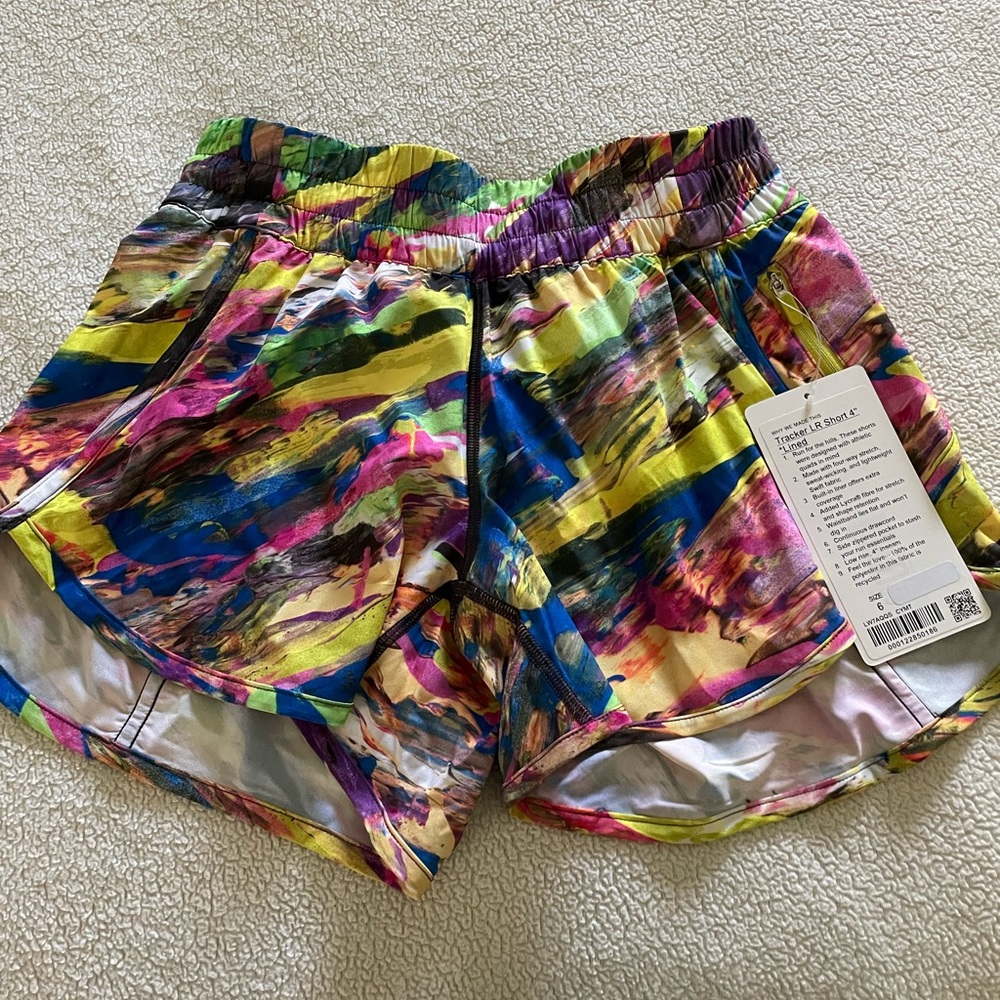 NWT Lululemon Size 6 Tracker LR Short 4”